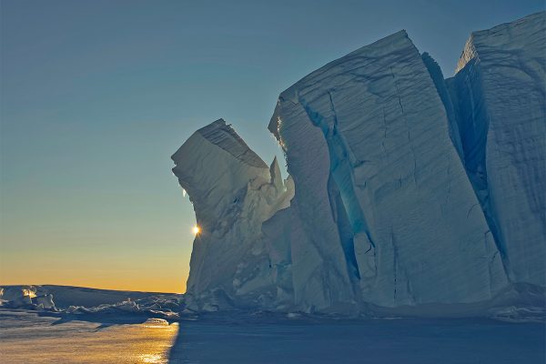 Gigantischer Eisberg im Sonnenlicht als Motiv der Polar Experience Ausstellung über Arktis und Antarktis