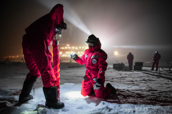 Forschende arbeiten bei Nacht im arktischen Eis während einer Expedition mit dem Forschungsschiff Polarstern.