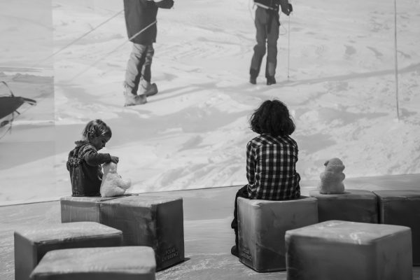 Kinder erleben die immersive Polar Experience Ausstellung mit Projektionen aus der Welt der Arktis und Antarktis.