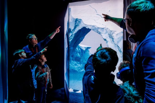Leuchtende Eislandschaften im Bereich Faszination Eis der immersiven Polar Experience Ausstellung.